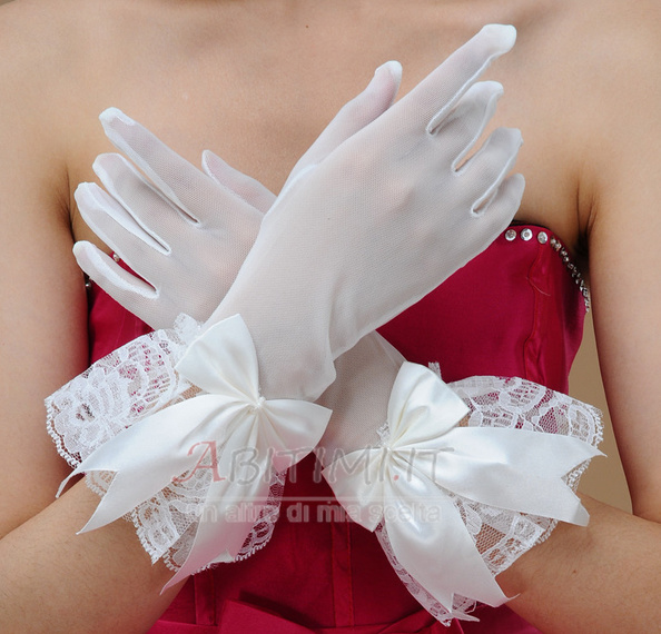Corpo traslucido corto d'avorio bordando i guanti di nozze
